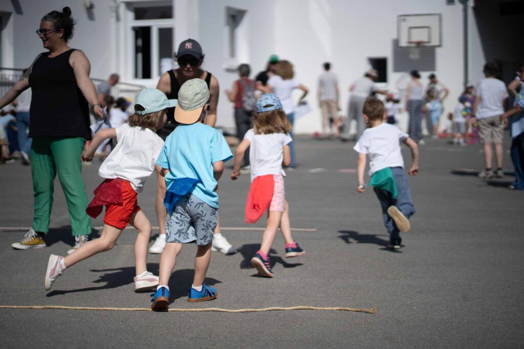Des élèves courent dans la cour de récréation de l'école