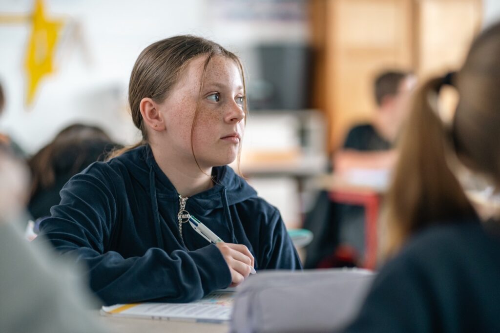 Une élève de 6e attentive en classe au collège Sainte-Thérèse