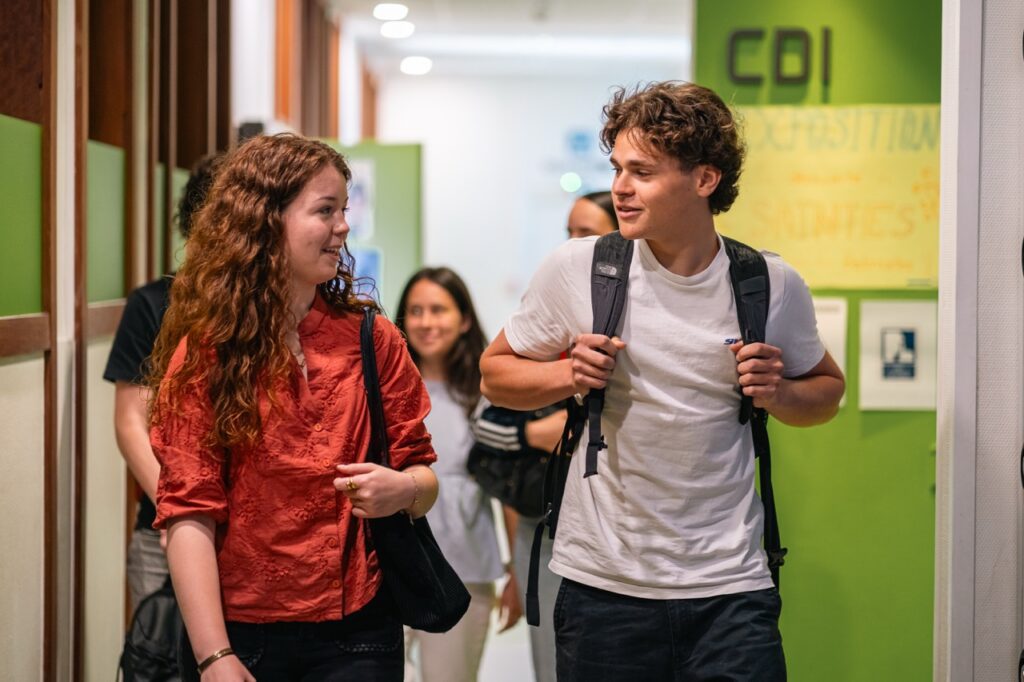 Deux lycéens discutent dans le couloir devant le CDI du lycée professionnel
