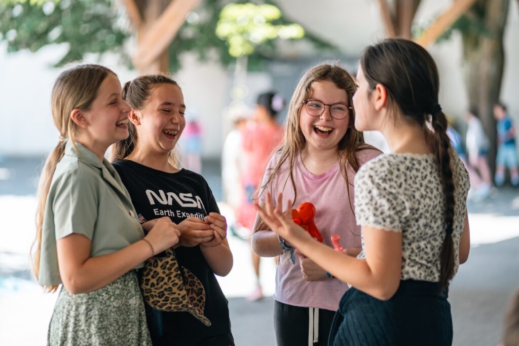 Trois collégiennes discutent dans la cour du collège Sainte-Thérèse